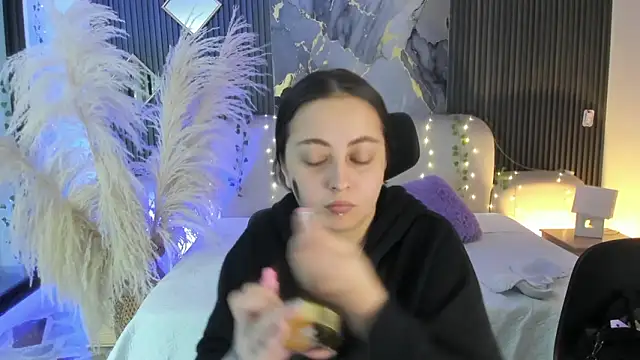 SarahCastro1  online show from 02/16/26, 03:57