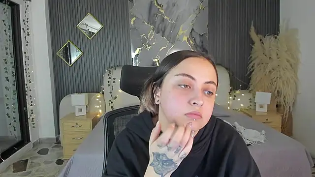 SarahCastro1  online show from 02/19/26, 04:08