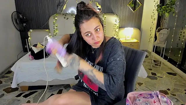 SarahCastro1  online show from 03/05/26, 04:08