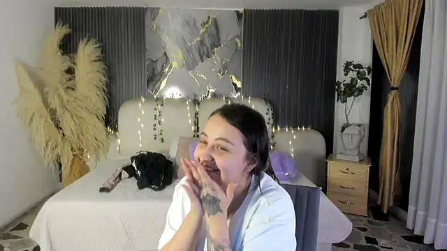 SarahCastro1  online show from 04/18/26, 03:54