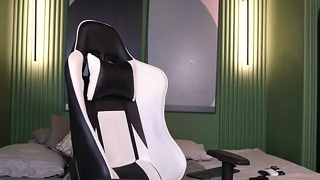 Snapshot of Nick_Vans chatting on 10/10/25, 12:48 Nick Vans online show from 10/10/25, 12:48