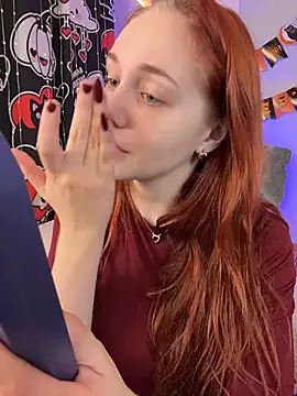 Snapshot of PollyVinice chatting on 10/27/25, 12:42 PollyVinice online show from 10/27/25, 12:42