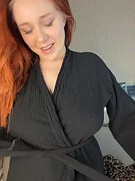 Snapshot of PollyVinice chatting on 12/19/25, 02:24 PollyVinice online show from 12/19/25, 02:24