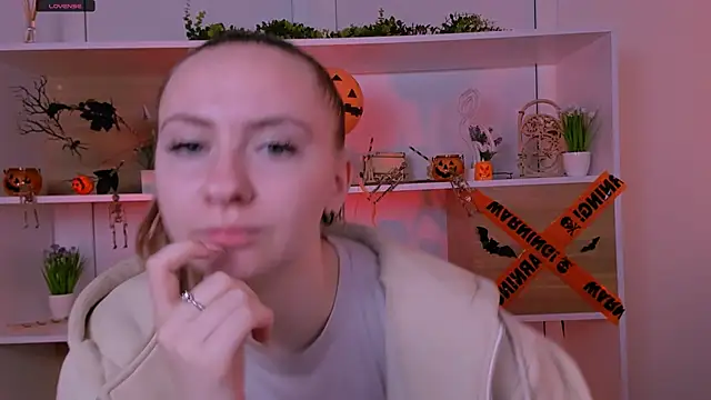 Snapshot of mila_glow1 chatting on 11/03/25, 05:42 mila glow1 online show from 11/03/25, 05:42