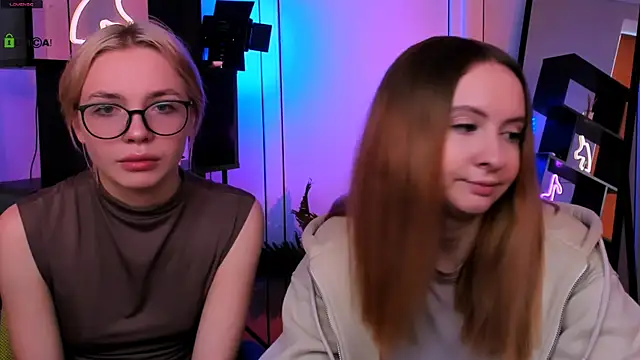 Snapshot of mila_glow1 chatting on 11/18/25, 12:09 mila glow1 online show from 11/18/25, 12:09