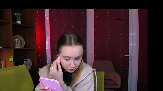 Snapshot of mila_glow1 chatting on 11/27/25, 07:27 mila glow1 online show from 11/27/25, 07:27