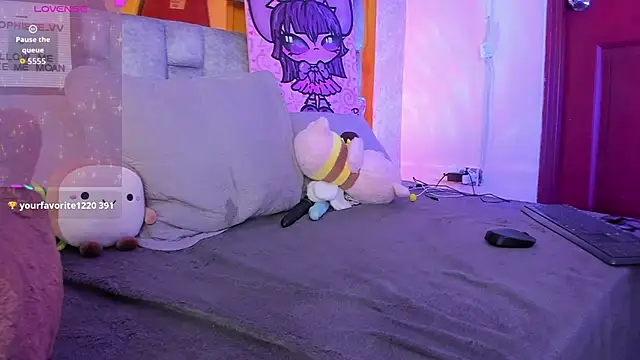 Snapshot of sophiievv chatting on 12/17/25, 06:41 sophiievv online show from 12/17/25, 06:41