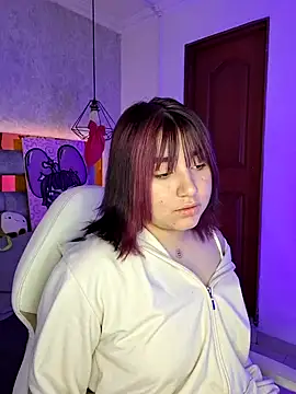 Snapshot of sophiievv chatting on 12/17/25, 06:58 sophiievv online show from 12/17/25, 06:58