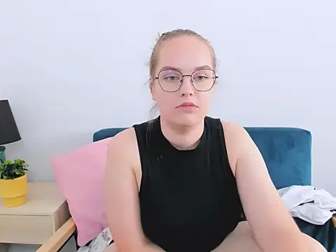 AliceCrazy69 online show from 10/03/25, 12:02