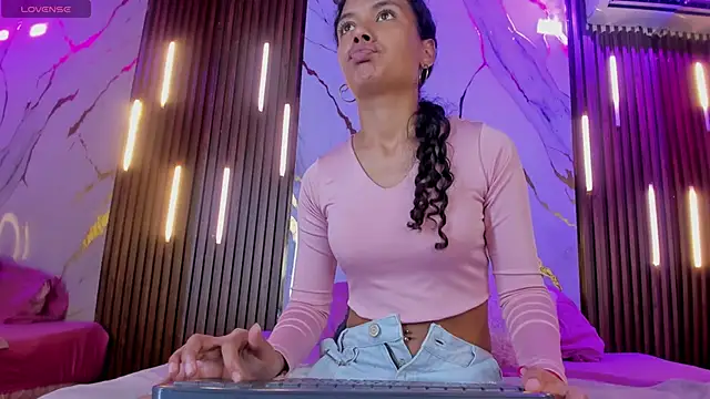 VictoriaDuart online show from 09/17/25, 07:48