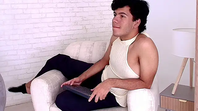 Snapshot of E_R_O_S_ chatting on 09/30/25, 01:05 E R O S online show from 09/30/25, 01:05
