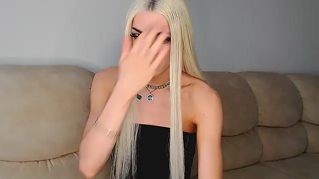 Snapshot of YourTrixie chatting on 10/14/25, 04:57 YourTrixie online show from 10/14/25, 04:57