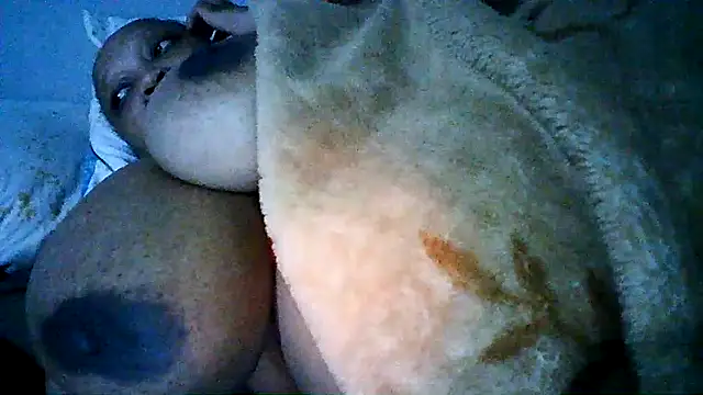 Snapshot of Yellobonepussy chatting on 09/30/25, 01:32 Yellobonepussy online show from 09/30/25, 01:32