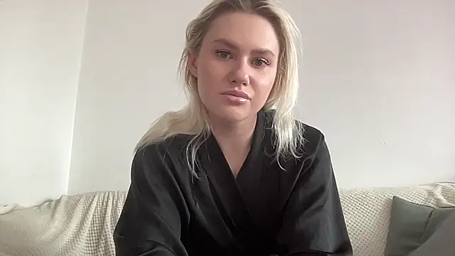 Snapshot of ElaraLuxxxe chatting on 10/08/25, 10:35 ElaraLuxxxe online show from 10/08/25, 10:35