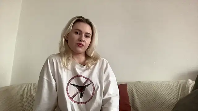 Snapshot of ElaraLuxxxe chatting on 10/21/25, 09:54 ElaraLuxxxe online show from 10/21/25, 09:54