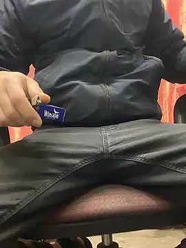 Snapshot of bmwe71 chatting on 12/19/25, 11:28 bmwe71 online show from 12/19/25, 11:28