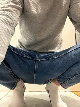 Snapshot of bmwe71 chatting on 01/17/26, 05:16 bmwe71 online show from 01/17/26, 05:16