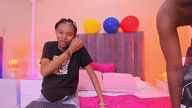 Snapshot of Kiaraa_y_Her_Crazy chatting on 06/19/26, 04:17 Kiaraa y Her Crazy online show from 06/19/26, 04:17