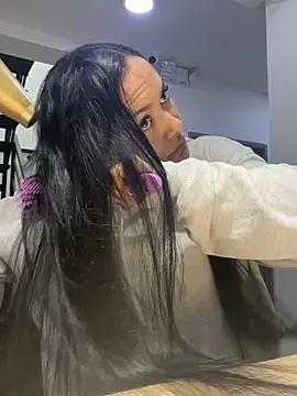 TiffanyyLam online show from 10/08/25, 11:19