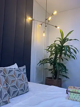 TiffanyyLam online show from 10/17/25, 10:51