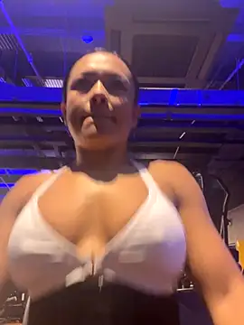 TiffanyyLam online show from 10/24/25, 10:11