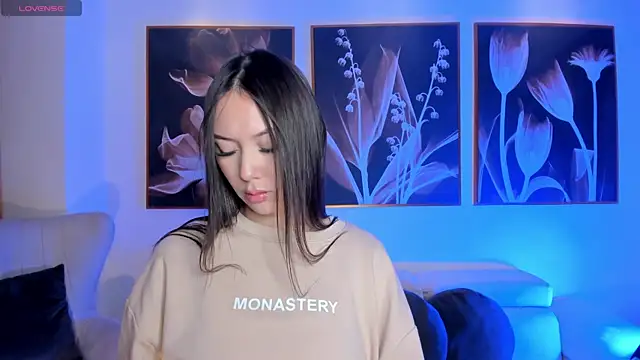 Snapshot of AnnaHoffman_ chatting on 10/16/25, 01:12 AnnaHoffman  online show from 10/16/25, 01:12