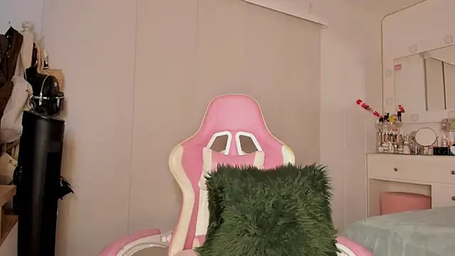 Snapshot of Lauuuuuuuu_ chatting on 09/26/25, 04:16 Lauuuuuuuu  online show from 09/26/25, 04:16