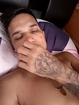 Snapshot of Yuni0r chatting on 09/19/25, 05:02 Yuni0r online show from 09/19/25, 05:02