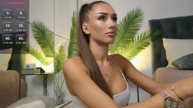 Snapshot of JuliaQuin chatting on 10/06/25, 02:20 JuliaQuin online show from 10/06/25, 02:20