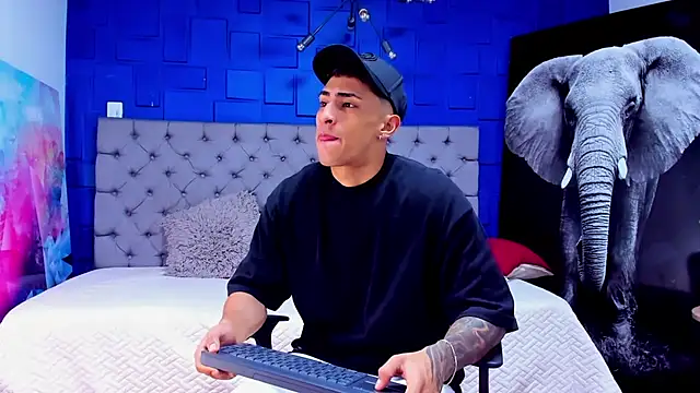 Snapshot of adrian_ray chatting on 09/13/25, 11:43 adrian ray online show from 09/13/25, 11:43