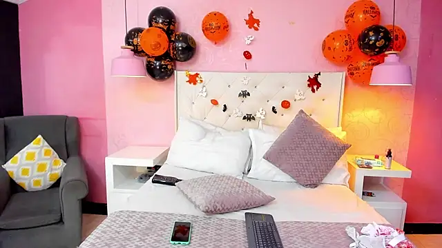 SkylerBloomm online show from 10/23/25, 02:44