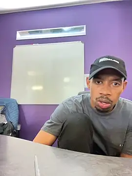 Snapshot of fitsexyman chatting on 11/18/25, 12:31 fitsexyman online show from 11/18/25, 12:31