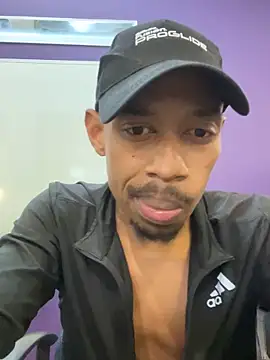 Snapshot of fitsexyman chatting on 11/21/25, 11:31 fitsexyman online show from 11/21/25, 11:31