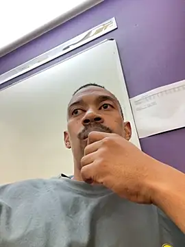 Snapshot of fitsexyman chatting on 11/26/25, 07:31 fitsexyman online show from 11/26/25, 07:31