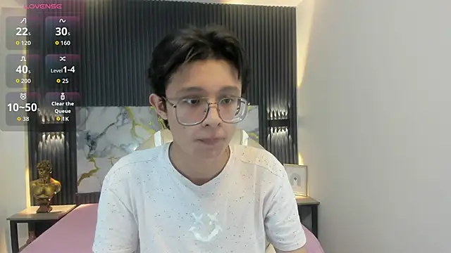 SantiagoRusso18 online show from 11/17/25, 01:33