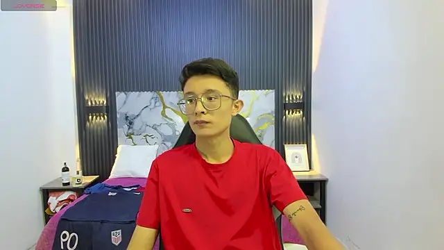 SantiagoRusso18 online show from 02/13/26, 07:54