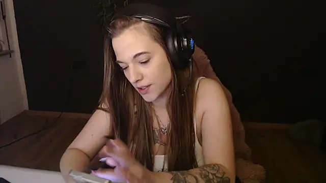 Luna Lynn online show from 12/17/25, 04:51