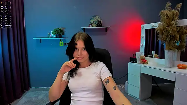 Snapshot of renata_sweety chatting on 09/17/25, 01:02 renata sweety online show from 09/17/25, 01:02
