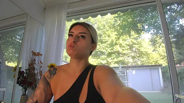 Snapshot of Ella_Vee chatting on 07/10/26, 06:17 Ella Vee online show from 07/10/26, 06:17
