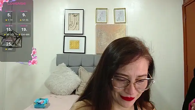 Snapshot of _naomi_s chatting on 05/19/26, 01:39 naomi s online show from 05/19/26, 01:39