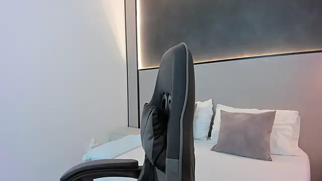 Snapshot of desireee_ chatting on 10/20/25, 12:16 desireee online show from 10/20/25, 12:16