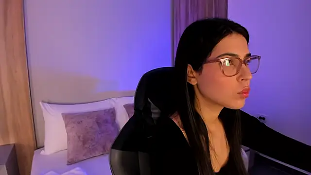 Snapshot of desireee_ chatting on 11/04/25, 12:15 desireee online show from 11/04/25, 12:15