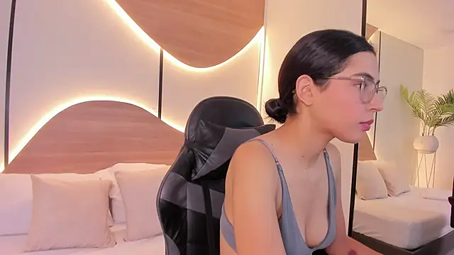 Snapshot of desireee_ chatting on 11/19/25, 12:05 desireee online show from 11/19/25, 12:05