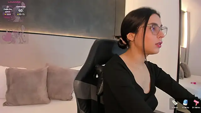 Snapshot of desireee_ chatting on 12/05/25, 07:10 desireee online show from 12/05/25, 07:10