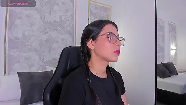 Snapshot of desireee_ chatting on 12/22/25, 05:32 desireee online show from 12/22/25, 05:32