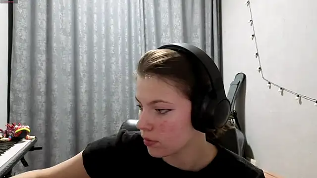 CutieAnny online show from 04/21/26, 08:12