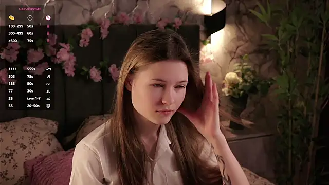 Snapshot of LynHillaire chatting on 06/03/26, 12:19 LynHillaire online show from 06/03/26, 12:19