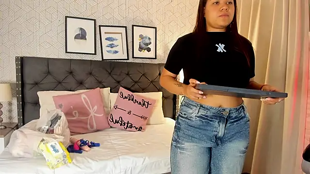 Snapshot of sophie__blare chatting on 05/17/26, 12:01 sophie blare online show from 05/17/26, 12:01