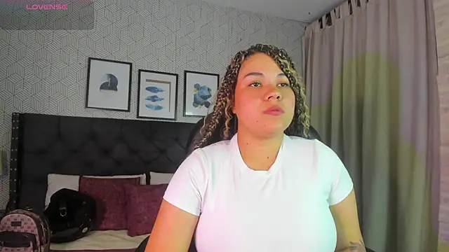 Snapshot of sophie__blare chatting on 07/17/26, 06:57 sophie blare online show from 07/17/26, 06:57