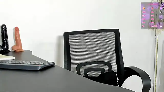 Snapshot of emysweetfeet chatting on 09/20/25, 01:28 emysweetfeet online show from 09/20/25, 01:28